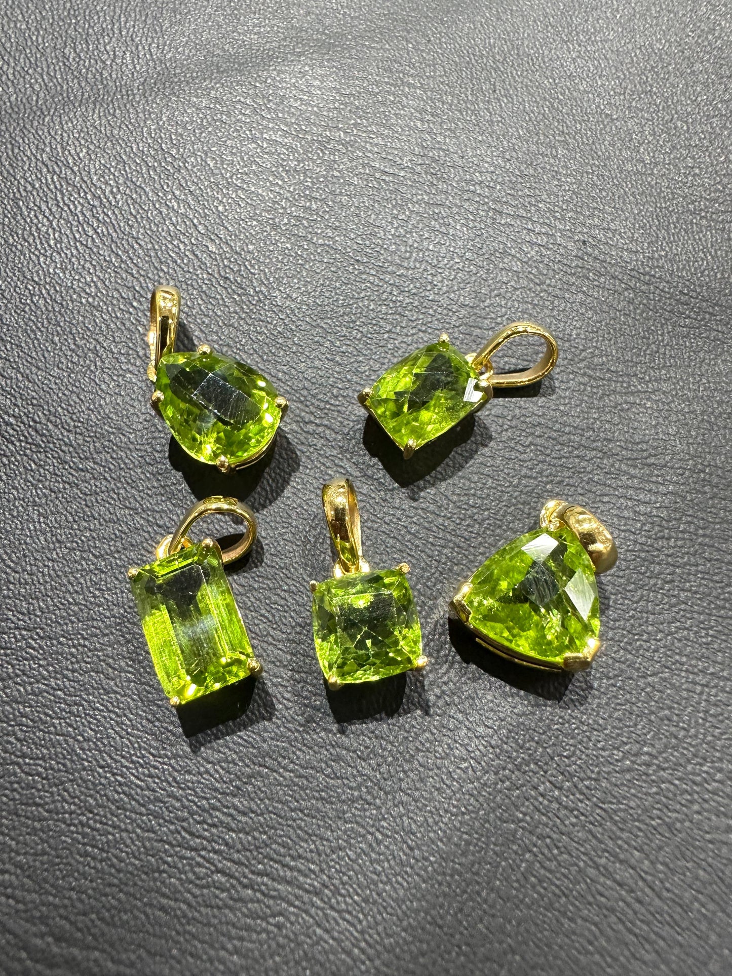14 kt Yellow Gold Peridot pendant