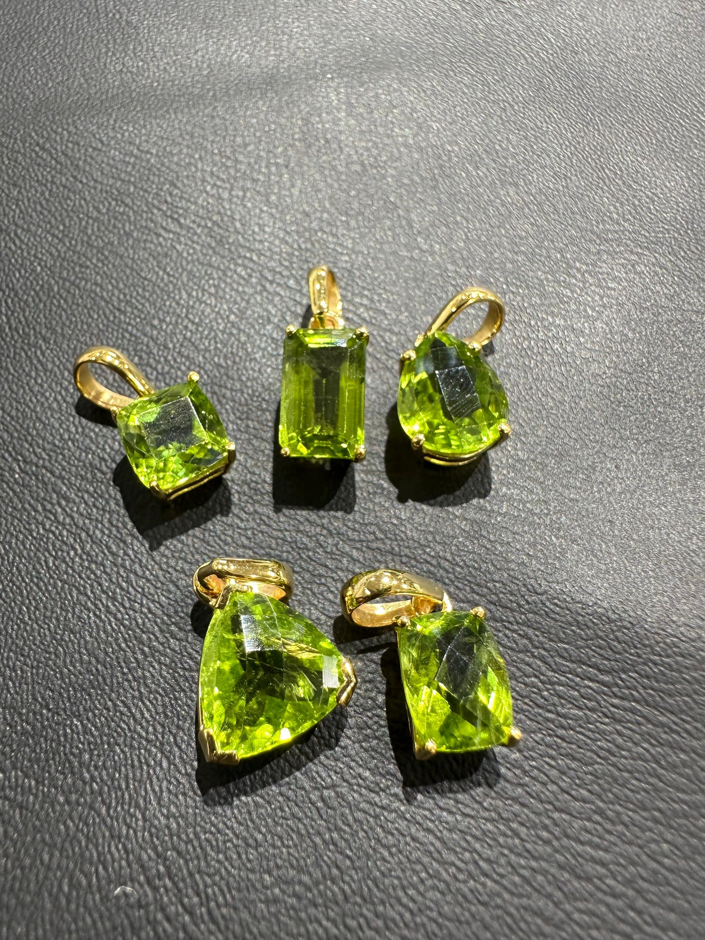 14 kt Yellow Gold Peridot pendant