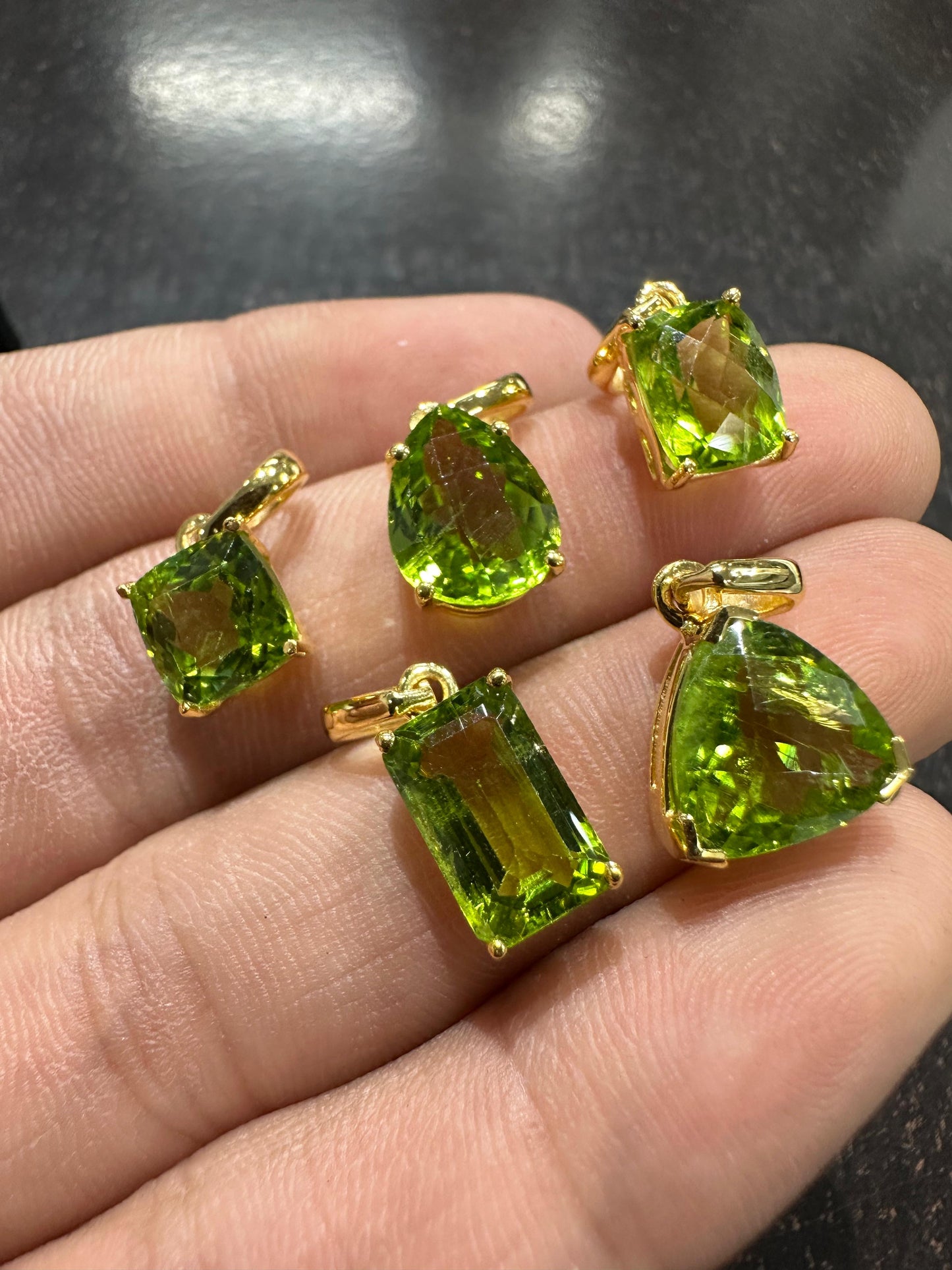 14 kt Yellow Gold Peridot pendant