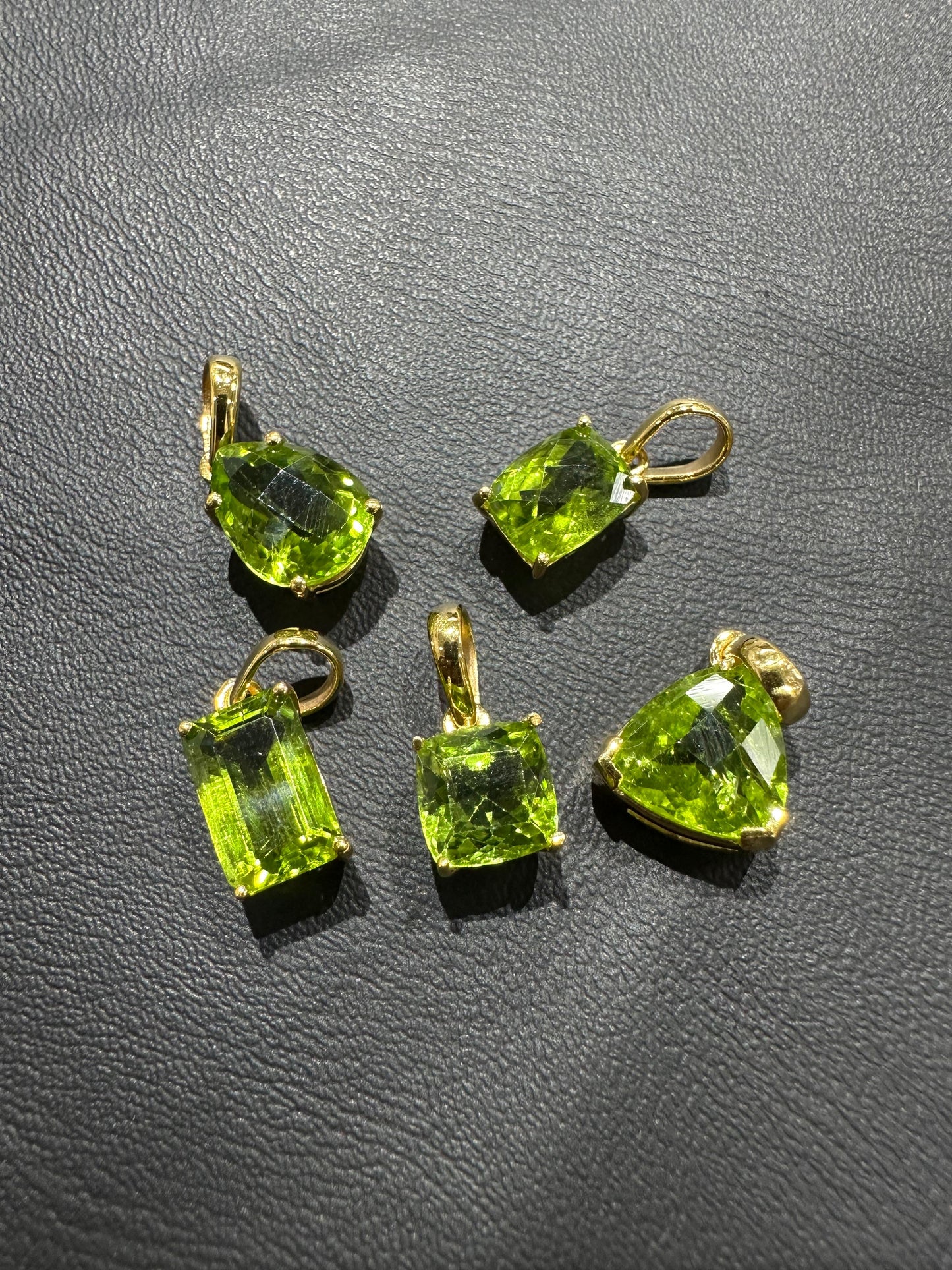 14 kt Yellow Gold Peridot pendant