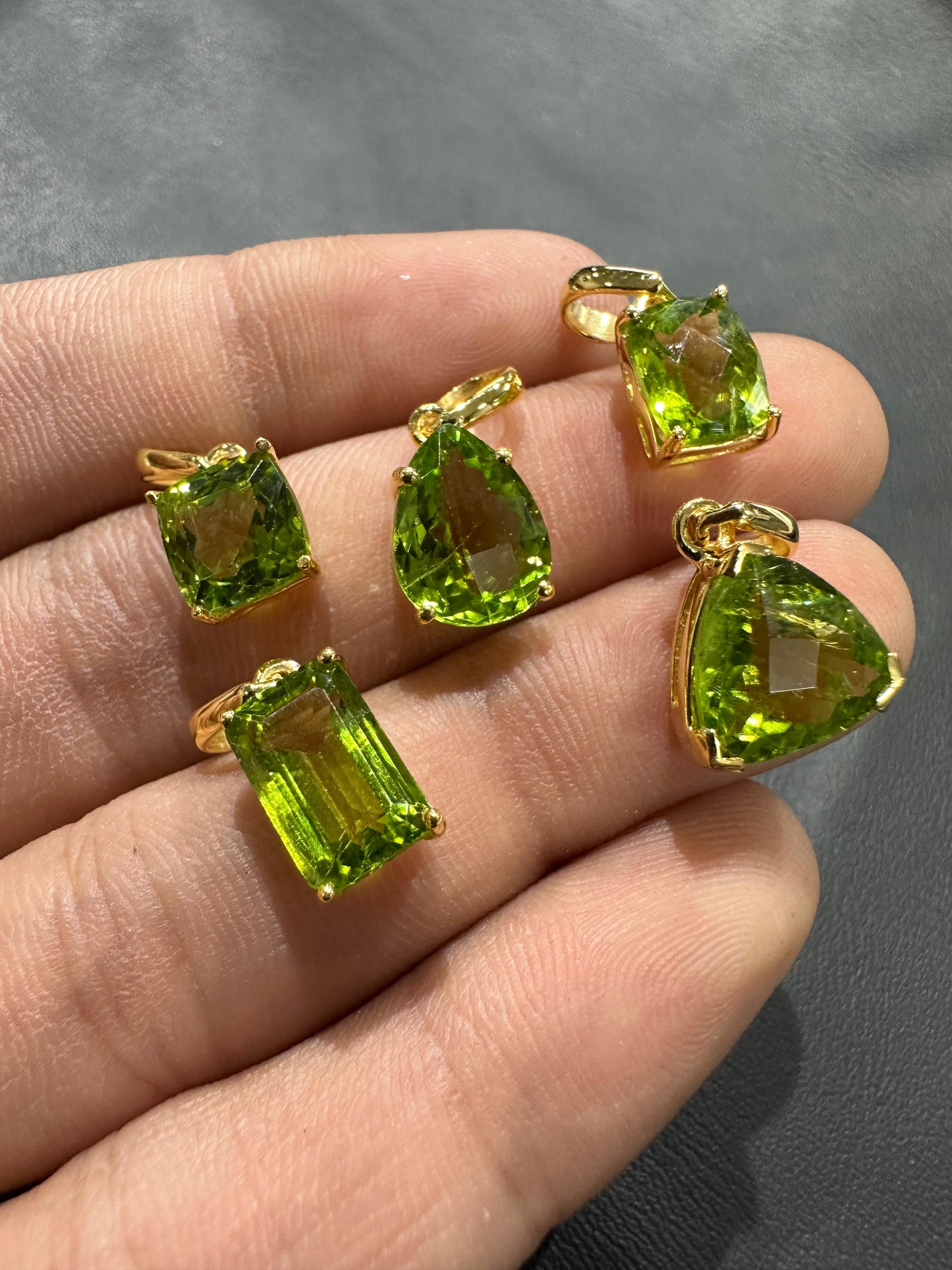 14 kt Yellow Gold Peridot pendant